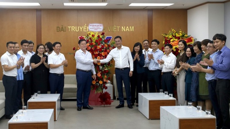 Товарищ Нгуен Чонг Нгиа поздравляет сотрудников Вьетнамского телевидения с праздником.