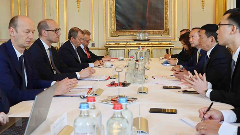 Общий вид встречи Министра Хо Дык Фока и Вице-премьера, Министра финансов Бельгии Винсента Ван Петегема. Фото: ВИА