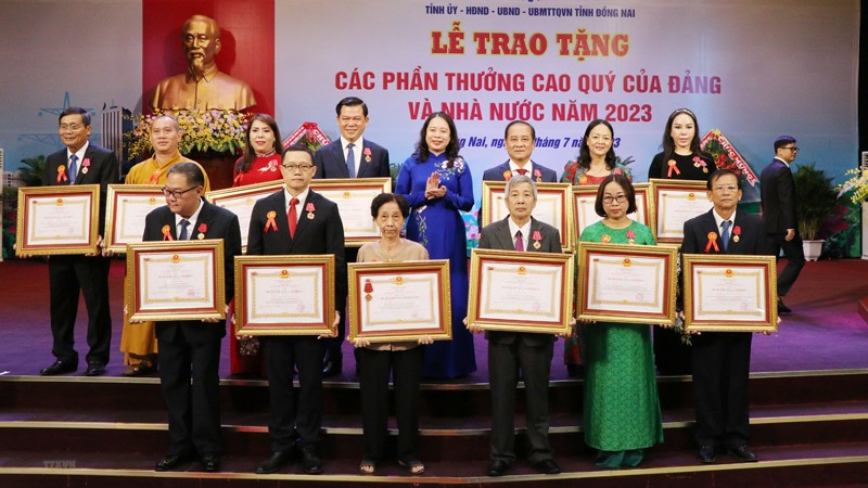 Вице-президент Во Тхи Ань Суан вручает 5 коллективам и 14 частным лицам Ордена Труда. Фото: ВИА