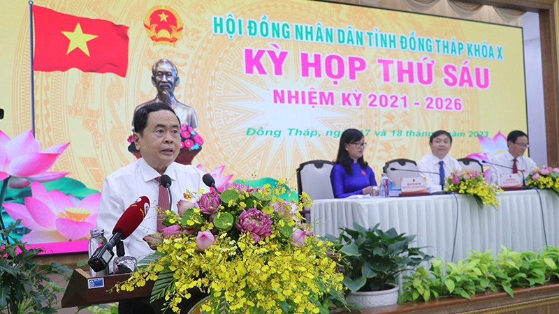 Постоянный заместитель председателя НС Чан Тхань Ман выступает на открытии 6-й сессии Народного совета провинции Донгтхап. 