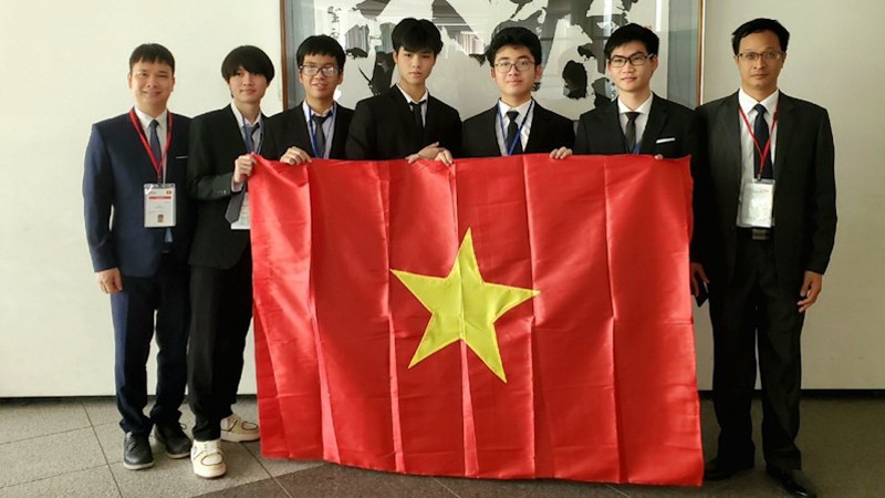 Вьетнамские школьники зовоевали 5 медалей на IPhO 2023 года.