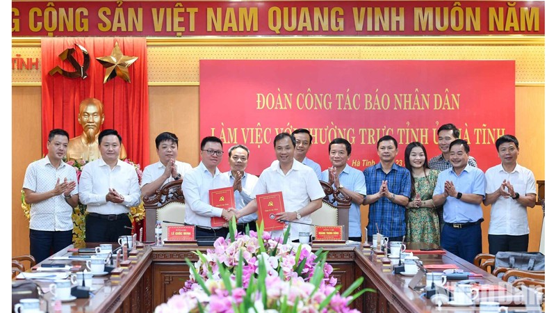 На церемонии подписания документа о сотрудничестве между газетой «Нянзан» и провинцией Хатинь. 