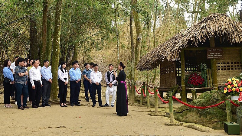 Туристы посещают хижину Наныа в комплексе исторических памятников особого государственного значения Танчао.