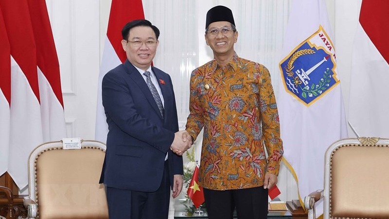Председатель НС Выонг Динь Хюэ (слева) и Губернатор Особого столичного округа Джакарта Херу Буди Хартоно. 