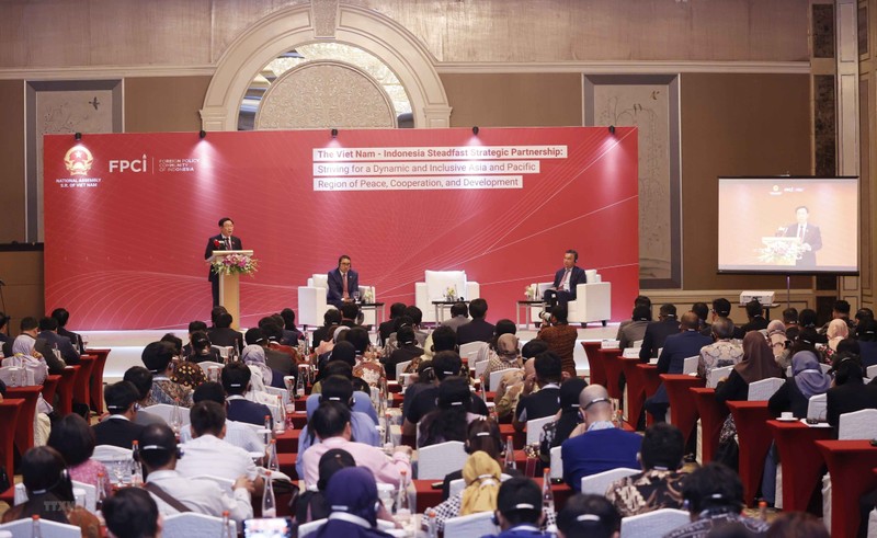 Председатель НС Выонг Динь Хюэ выступает на Внешнеполитическом форуме. Фото: ВИА