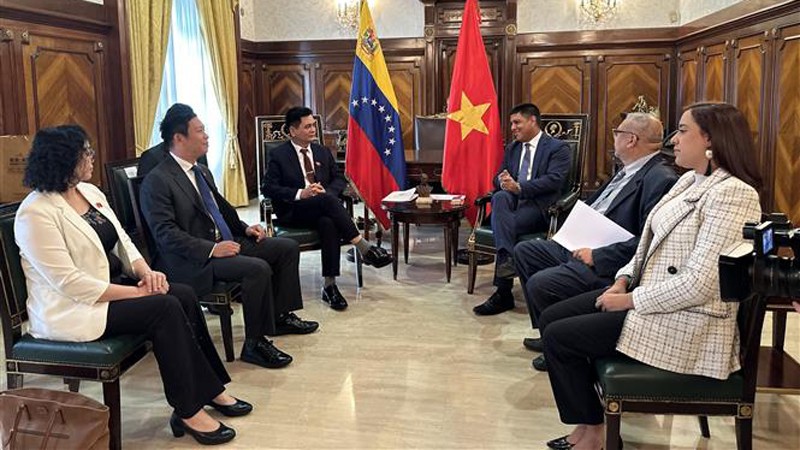 Вьетнамская делегация наносит визит вежливости Первому зампредседателя НА Венесуэлы Педро Инфанте. Фото: ВИА