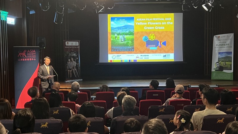 Генеральный консул Вьетнама в Гонконге Фам Бинь Дам выступает на показе фильма «Желтые цветы на зеленой траве» в рамках фестиваля. Фото: ВИА 