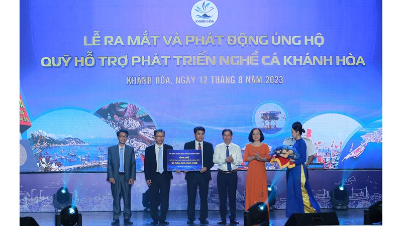 Народный комитет провинции Кханьхоа оказал Фонду финансовую поддержку в размере 10 млрд вьетнамских донгов. Фото: VGP