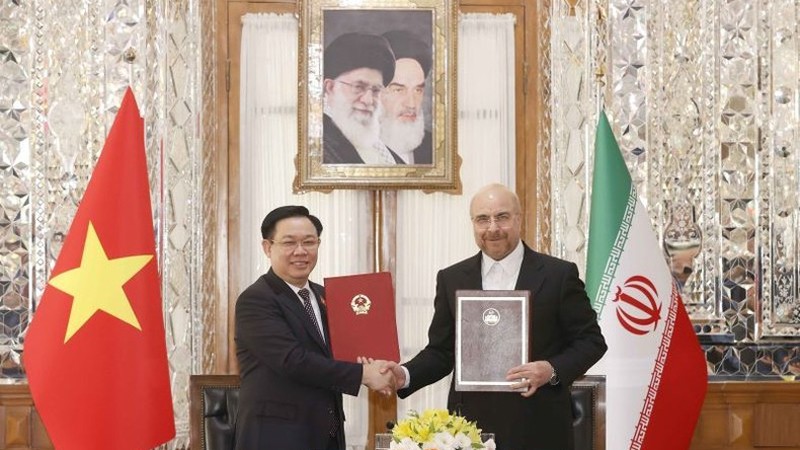Председатель НС Выонг Динь Хюэ и Спикер Собрания исламского совета Ирана Мохаммад Багер Галибаф подписали документ о сотрудничестве. Фото: ВИА