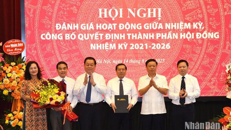 Вручение решения о назначении товарища Лай Суан Мона Председателем Научного совета центральных партийных органов.
