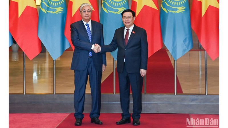 Председатель НС Выонг Динь Хюэ (справа) и Президент Казахстана Касым-Жомарт Токаев. Фото: Зюи Линь