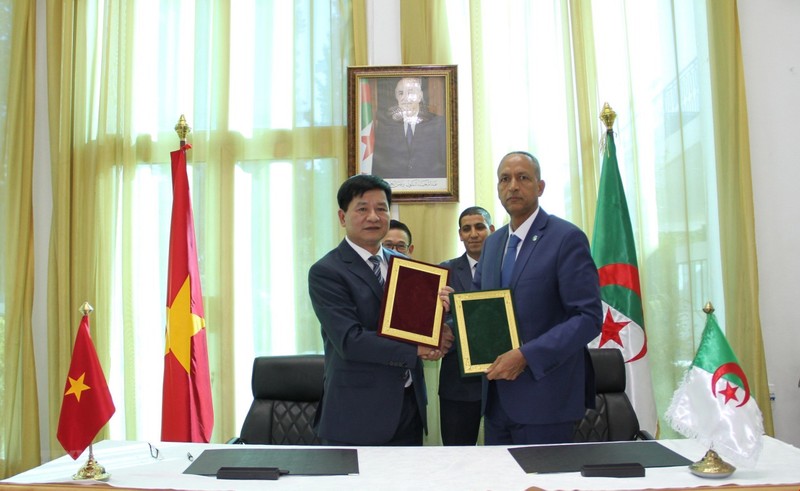 Церемония подписания соглашения о побратимстве между провинцией Дьенбьен и вилайетом Батна (Алжир). Фото: ВИА