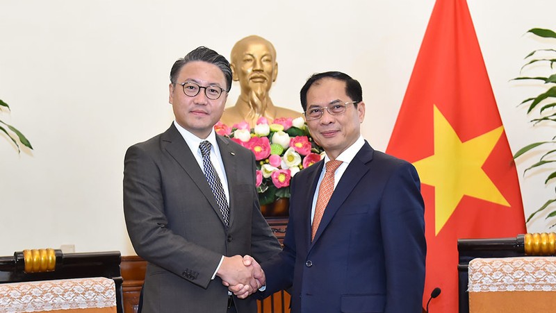 Глава МИД Буй Тхань Шон и Губернатор префектуры Нагасаки Оиси Кэнго. Фото: МИД Вьетнама 