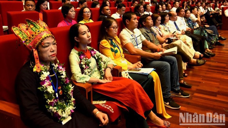 Делегаты на конференции по чествованию выдающихся передовиков в области культуры 2023 года. Фото: Чан Хай 