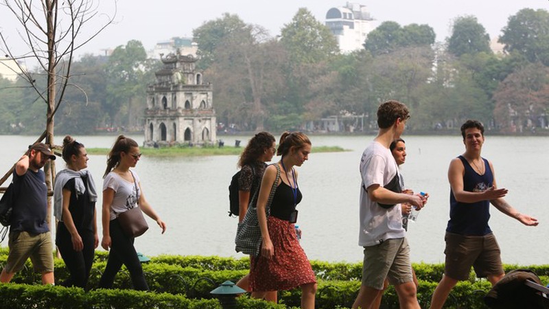 Туристы посещают озеро Хоанкием в Ханое. Фото: Тхань Дат