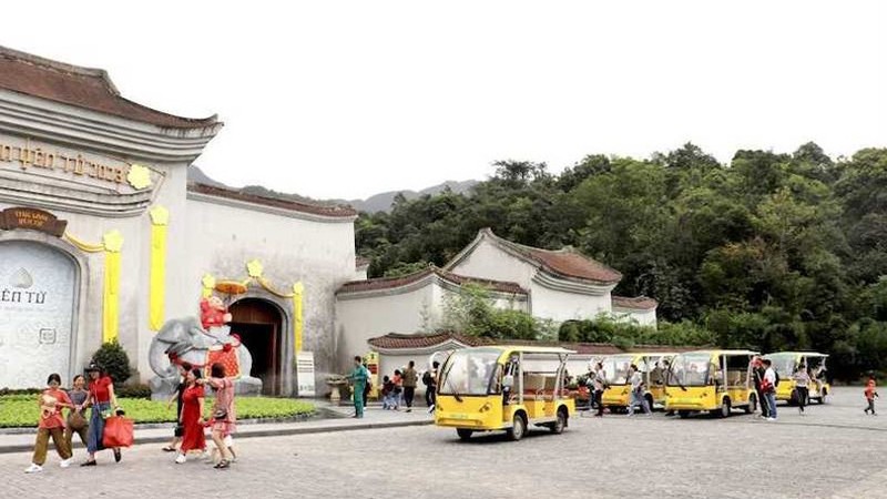 Туристы посещают комплекс памятников и достопримечательностей Йенты. Фото: Куанг Тхо