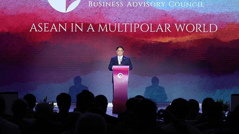 Премьер-министр Фам Минь Тьинь выступает на саммите АСЕАН по вопросам бизнеса и инвестиций-2023. 