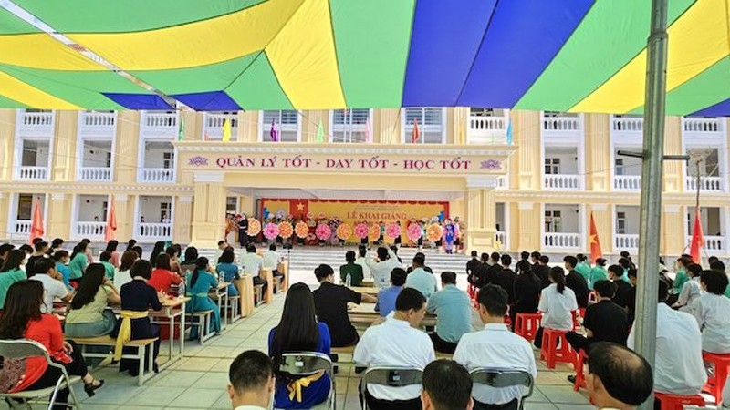 Учителя и ученики средней школы Биньлиеу провинции Куангнинь на церемонии начала нового учебного года.