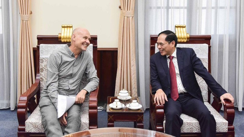 Министр иностранных дел Буй Тхань Шон (справа) и Посол Нидерландов во Вьетнаме Кес ван Баар. Фото: МИД Вьетнама
