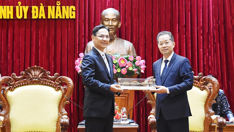 Секретарь Парткома города Дананга Нгуен Ван Куанг (справа) вручает памятный подарок представителю японской группы «Sun Frontier». Фото: baodanang.vn