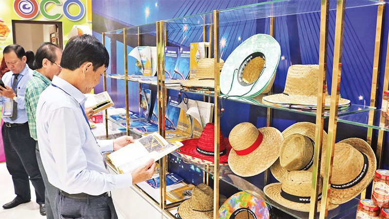 Посетители Недели представления типичных продуктов OCOP провинции Тиенжанг в г. Хошимине.