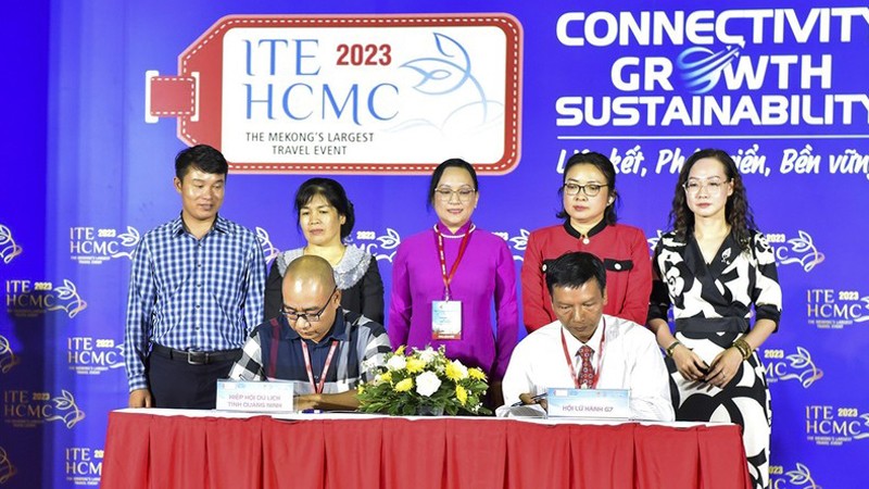 Ассоциация туризма провинции Куангнинь и Туристическая ассоциация G7 подписывают документ о сотрудничестве. 