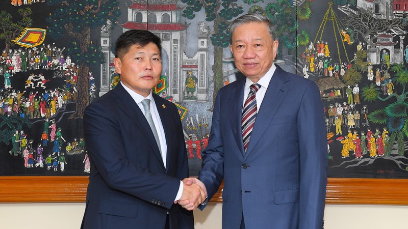 Министр То Лам (справа) и Министр юстиции и внутренних дел Монголии Хишгээгийн Нямбаатар. Фото: cand.com.vn