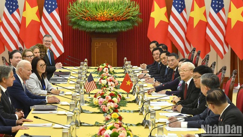 Общий вид прошедших 10 сентября в Ханое переговоров между Генеральным секретарем ЦК КПВ Нгуен Фу Чонгом и Президентом США Джо Байденом. 