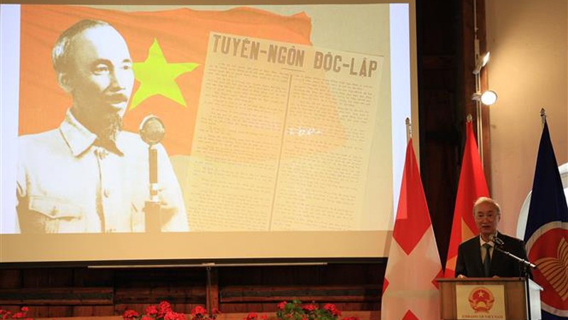 Посол Фунг Тхэ Лонг выступает на церемонии. Фото: ВИА 