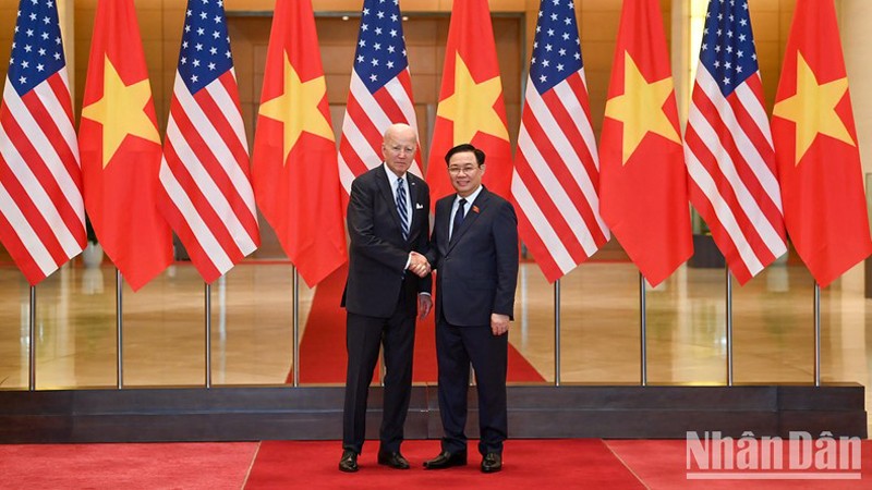 Председатель НС Выонг Динь Хюэ и Президент США Джо Байден. 
