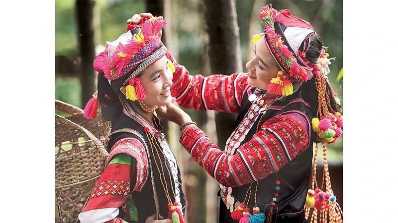Изящные женщины народности Лаху в красочных традиционных костюмах.