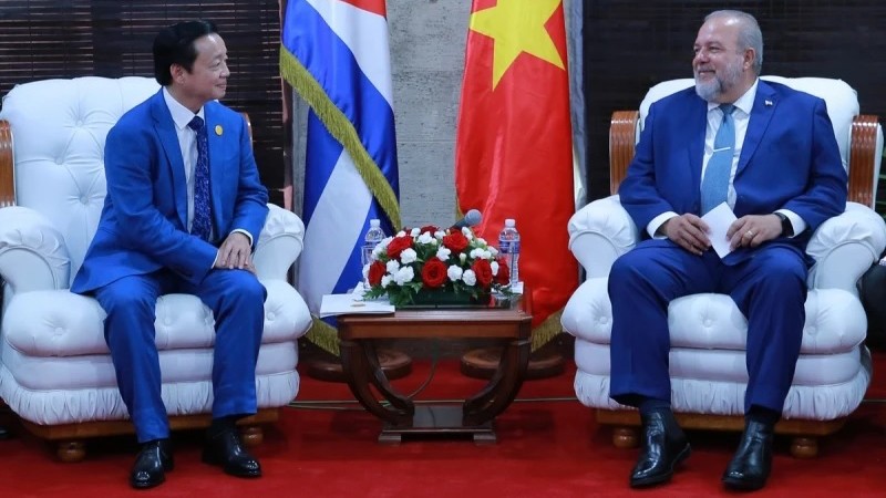 Вице-премьер Чан Хонг Ха (слева) и Премьер-министр Кубы Мануэль Марреро Крус. 