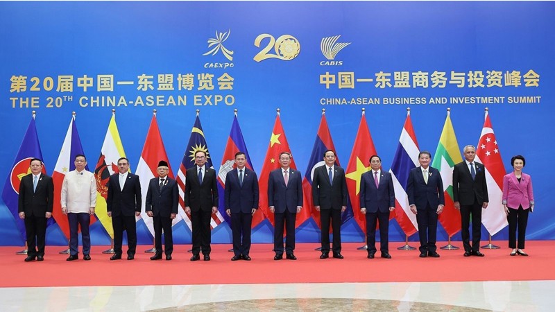 Премьер-министр Фам Минь Тьинь и главы делегаций стран на CAEXPO и CABIS 2023 года Фото: VGP