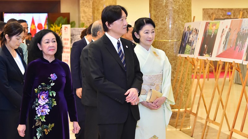 Постоянный член Секретариата ЦК КПВ Чыонг Тхи Май, Наследный принц Японии Акисино и принцесса Кико посещают фотовыставку, посвященную вьетнамско-японским отношениям. 