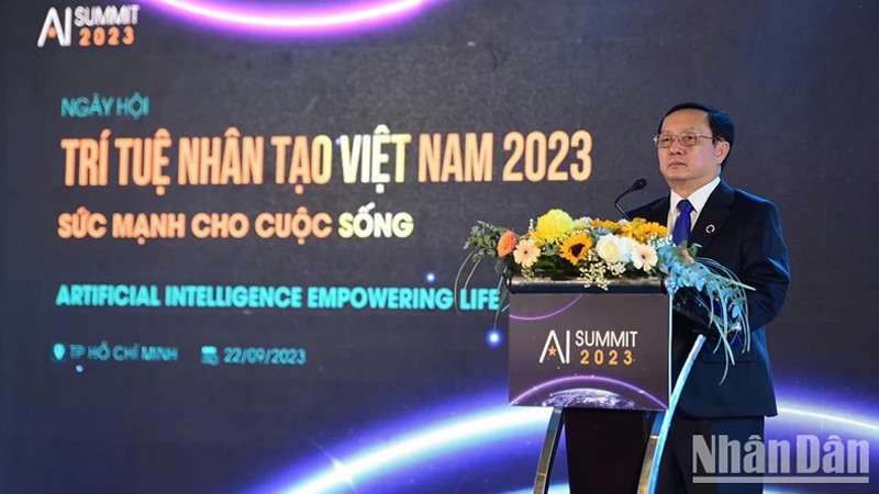 Министр науки и технологий Хюинь Тхань Дат выступает на открытии Вьетнамского дня искусственного интеллекта 2023 года.
