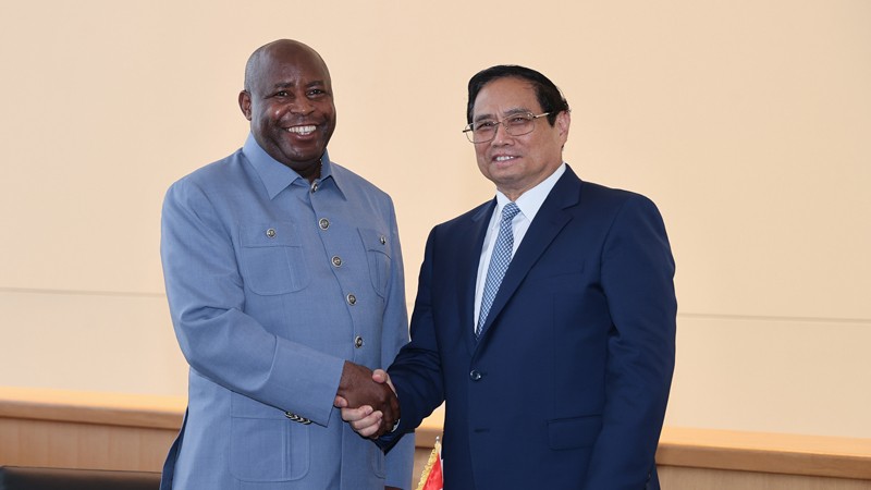 Премьер-министр Фам Минь Тьинь (справа) и Президент Бурунди Эварист Ндайишимие. Фото: VGP