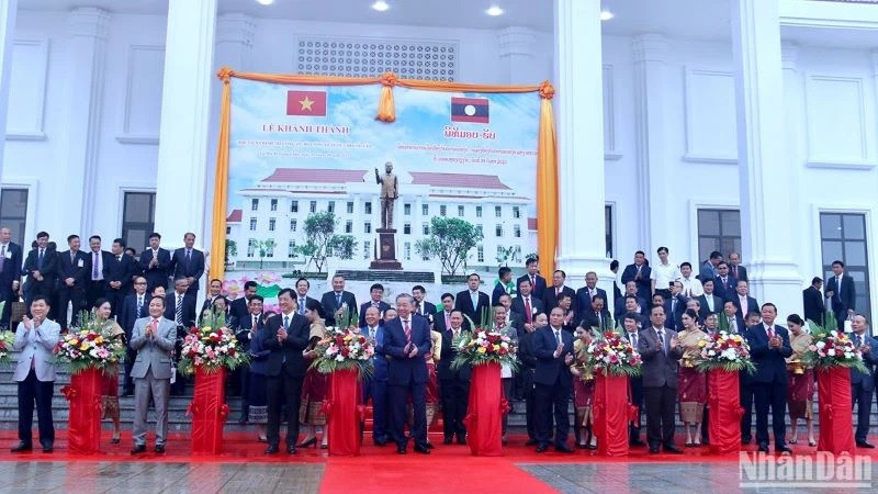 Делегаты на церемонии передачи здания Политической академии народной общественной безопасности Лаоса лаосской стороне. 