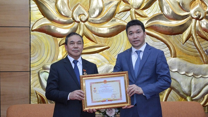 Председатель СОДВ Фан Ань Шон (справа) вручает памятную медаль «За мир и дружбу между народами» Послу Лаоса во Вьетнаме Сенгфет Хоунгбоунгнуангу. Фото: qdnd.vn
