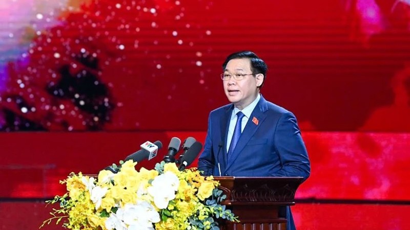 Председатель НС Выонг Динь Хюэ выступает на церемонии. 