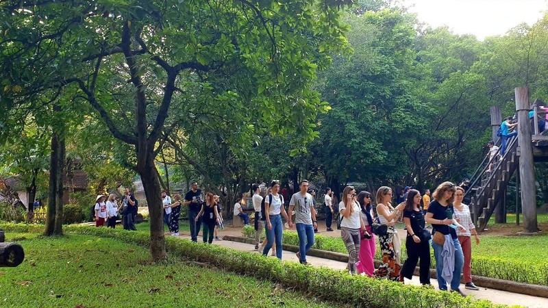Иностранные туристы посещают Вьетнамский музей этнологии. 