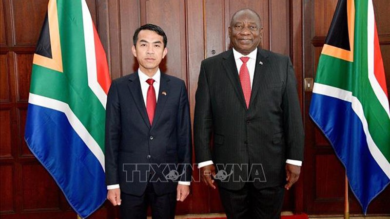Посол Хоанг Ши Кыонг (слева) и Президент ЮАР Сирил Рамафоса. Фото: ВИА