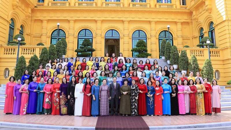 Президент Во Ван Тхыонг и делегаты. Фото: VOV
