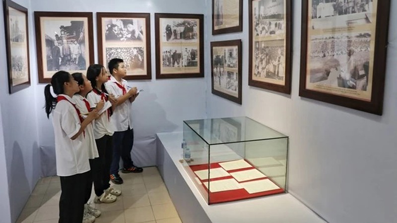 Выставка привлекла внимание многих учеников. 