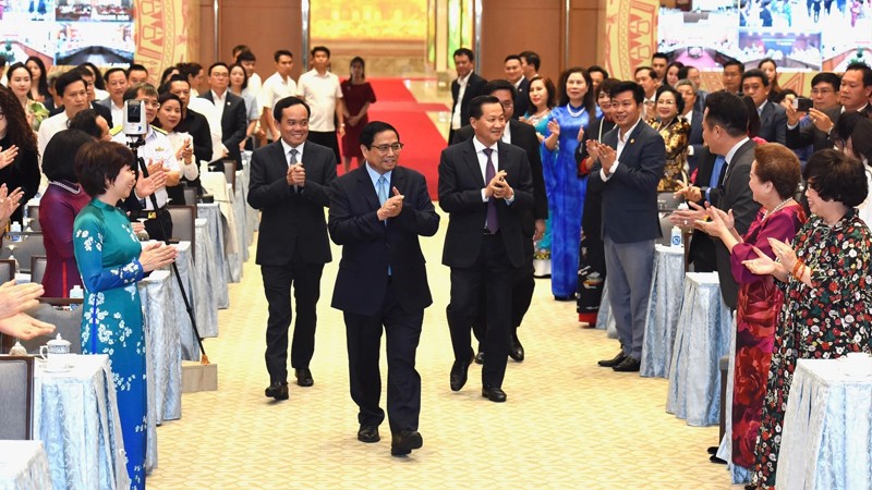 Премьер-министр Фам Минь Тьинь и делегаты на конференции. 