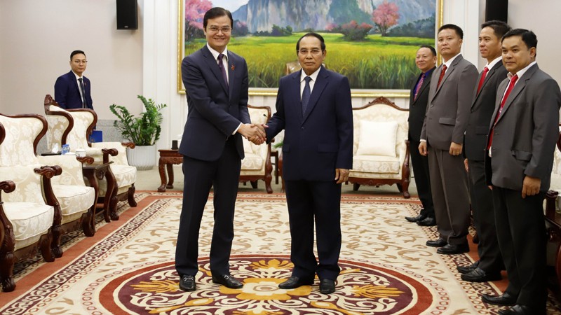 Вице-президент Лаоса Бунтхонг Читмани (справа) и первый секретарь ЦК Комсомола им. Хо Ши Мина Буй Куанг Хюи. Фото: ВИА