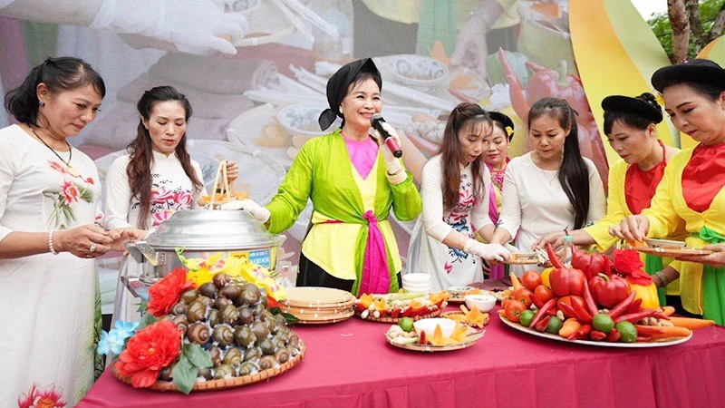 Представление традиционной кухни на Фестивале кулинарной культуры на земле предков 2023 года. Фото: Вьет Зунг