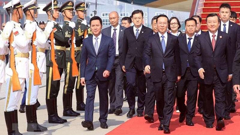 Президента Во Ван Тхыонга встречают в аэропорту. Фото: ВИА
