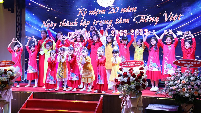 Художественный номер на церемонии, посвященной 20-летию основания Центра вьетнамского языка в Чехии. Фото: VOV