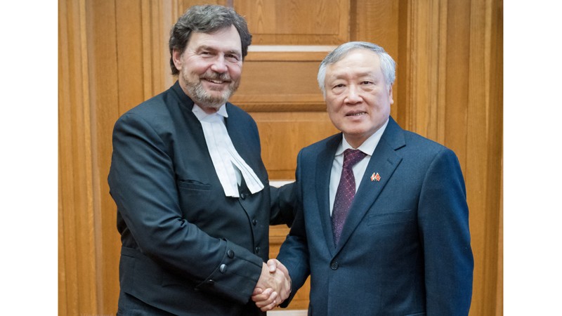 Председатель Верховного народного суда Нгуен Хоа Бинь (справа) и Председатель Верховного суда Канады Ричард Вагнер. Фото: Vietnam+