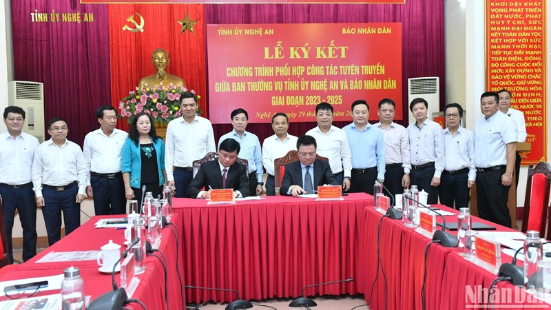 На церемонии подписания документа о сотрудничестве между газетой «Нянзан» и Постоянным бюро Парткома провинции Нгеан. 